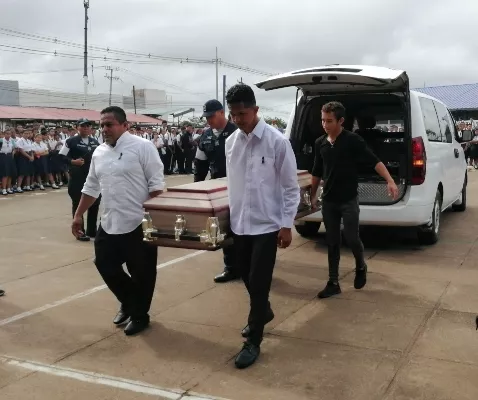 Emotiva despedida a la estudiante asesinada en Nuevo Emperador