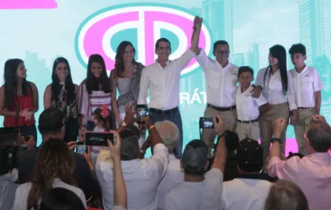 Rómulo Roux se decidió por un independiente para ser su vicepresidente