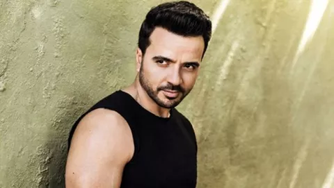 Luis Fonsi firma nuevo contrato