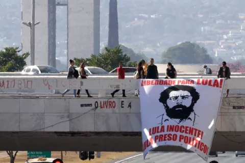 Lula se vale del Supremo y consigue frenar su transferencia a Sao Paulo
