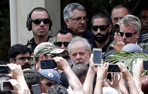 Lula sale por primera vez de prisión para ir al funeral de su nieto de siete años