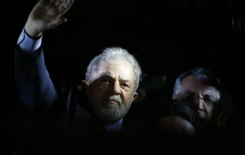 Lula pasa su primer cumpleaños en la cárcel y pide como regalo votos por el PT