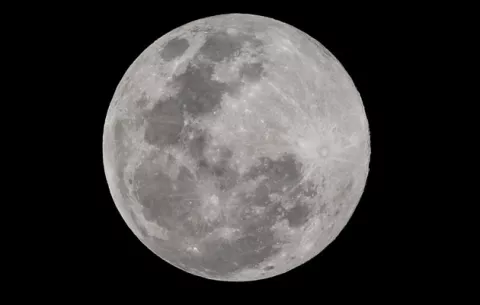 La Luna, compañera de romances y nostalgias tiene arrugas y se está achicando