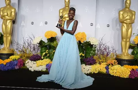 ¿El azulito de Nyong'o o el rojo fuerte de JLaw?