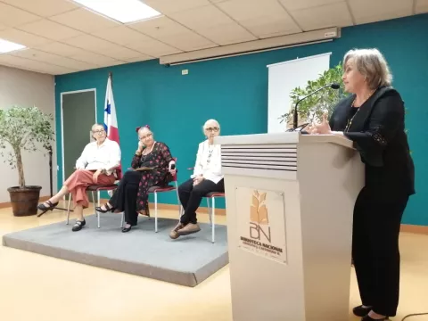 Conversatorio sobre la obra de Luz Lezcure
