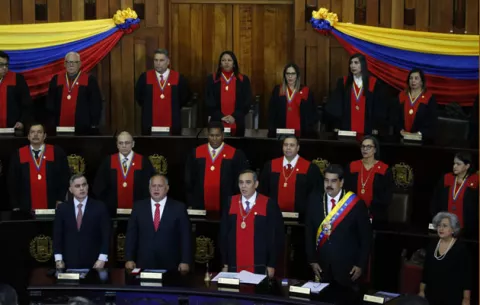 Maduro ordena cerrar embajada y consulados de Venezuela en Estados Unidos