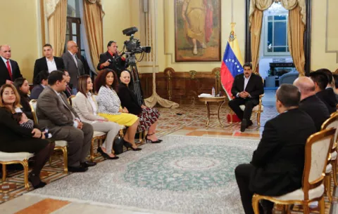 Nicolás Maduro califica de "infantil" la política exterior de EE.UU. y reta a Trump