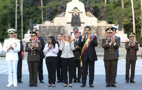 Maduro autoriza a las Fuerzas Armadas de Venezuela a responderle a Iván Duque