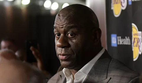Magic Johnson renuncia a los Lakers porque quiere recuperar su vida sencilla