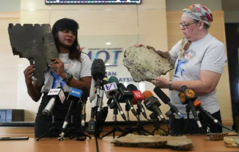 Piden a Malasia relanzar la búsqueda del vuelo MH370 tras presentar supuestas piezas del aparato 