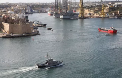 Migrantes obligaron a un barco a ir a Malta ante el terror de volver a Libia