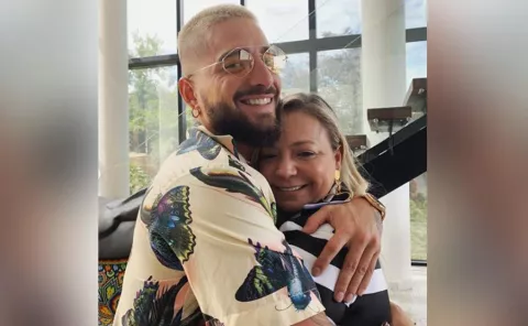 Maluma besa a su madre en la boca y desata críticas