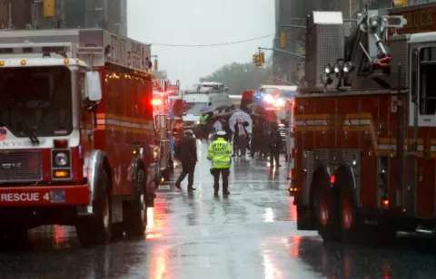Un muerto en choque de un helicóptero contra un rascacielos en Manhattan