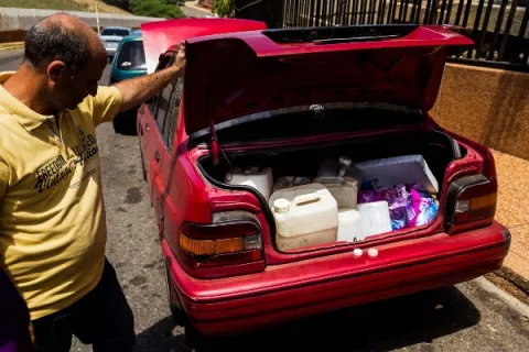  Revendedores venezolanos aprovechan la crisis para cobrar la gasolina en dólares