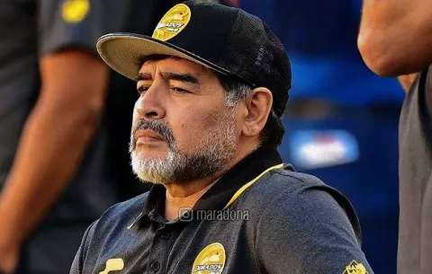 Diego Maradona renueva contrato con los Dorados