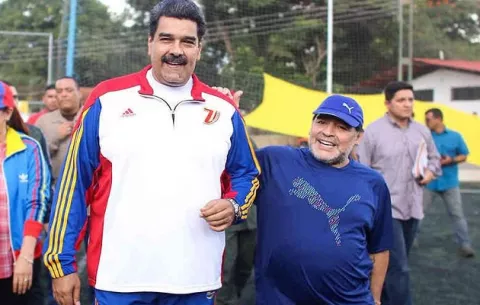 Diego Maradona apoya más que nunca a Nicolás Maduro