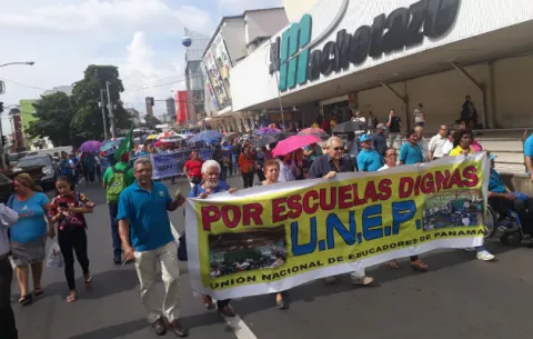 Docentes marchan hacia la Presidencia para reclamar mejoras del sector educativo
