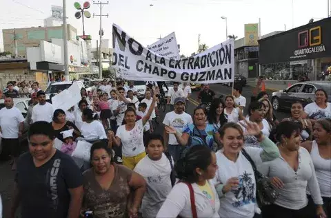 Grupo de mexicanos piden libertad para el "Chapo" Guzmán 