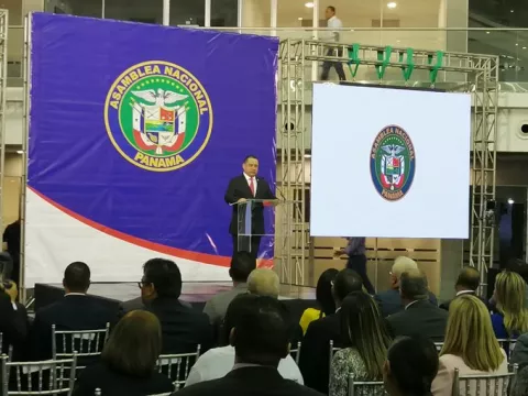 Marcos Castillero: Le cerramos la puerta a la corrupción en la Asamblea