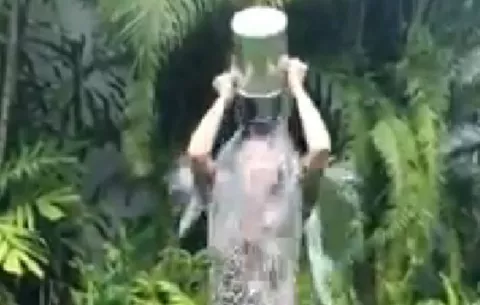 Exprimera Dama aceptó el "Ice Bucket Challenge"