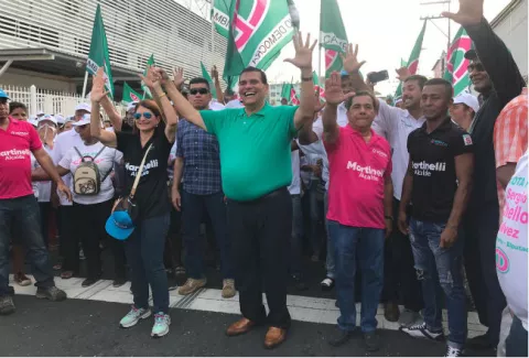El particular abrazo entre los rivales políticos Sergio "Chello" Gálvez y Adolfo "Beby" Valderrama