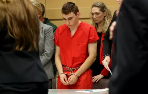 El autor confeso de la matanza de Parkland es acusado de agredir a un guardia en prisión