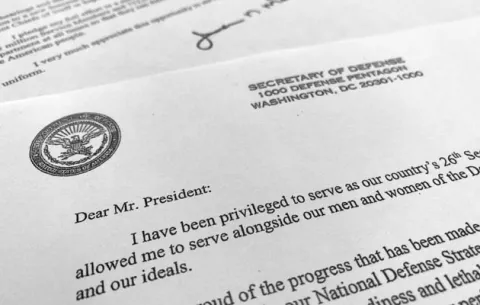 Dimite el ministro de Defensa por un desacuerdo con Donald Trump