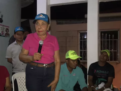 Mayín Correa le recuerda a los residentes de Las Acacias el exitoso gobierno que impulsó Ricardo Martinelli