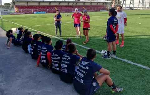 Medallista olímpica dirige entrenamientos de la selección femenina de Panamá