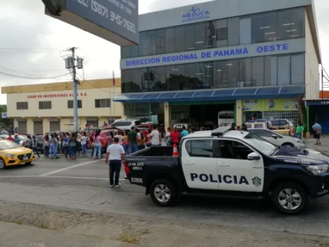 Padres de familia exigen el inicio de clases en el Colegio Moisés Castillo Ocaña
