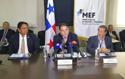 Déficit fiscal aumenta a $2,488 millones al tercer trimestre de este año