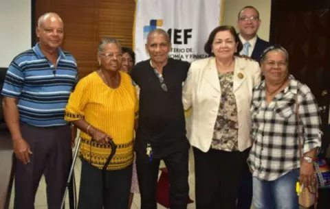 MEF confirma que jubilados y pensionados recibirán bono de $100 este año