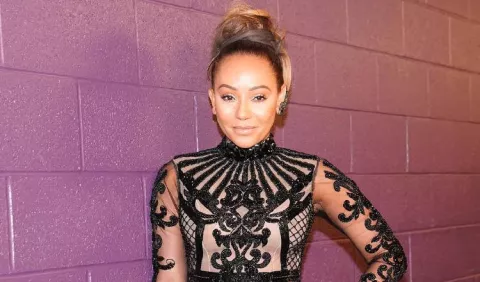 Mel B se baña con su perro