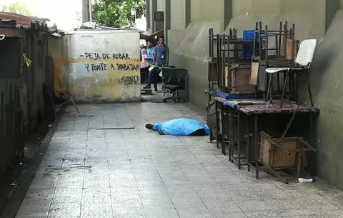 Mujer asesinada en el Mercadito de Calidonia peleaba por un celular