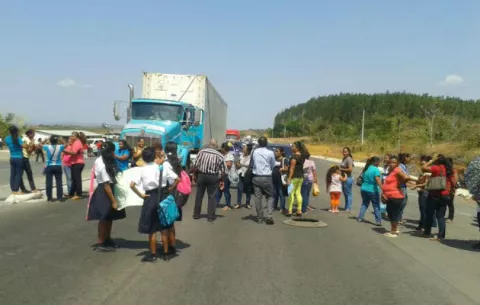 Cerraron la vía en La Mesa para exigir nombramientos de profesores