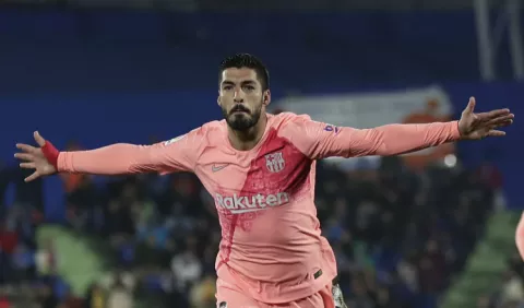 Leo Messi y Suárez alivian la angustia del Barcelona en el campo del Getafe