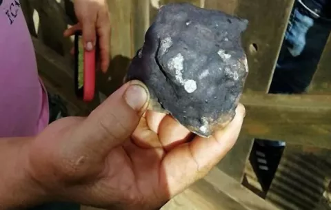 Expertos hallan cristales metálicos en piedras del meteorito caído en Cuba