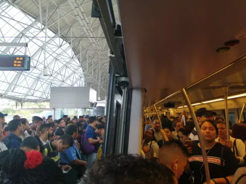 Detención de la Línea 1 del Metro de Panamá genera caos y atrasa a miles de usuarios