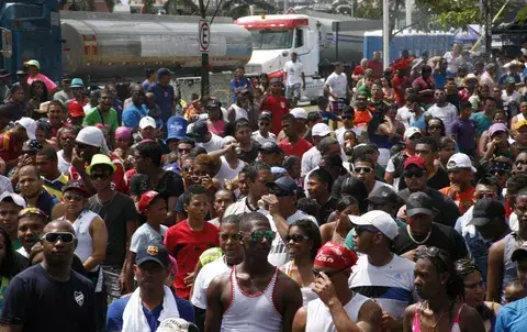 Videos: Nacionales y extranjeros disfrutaron del carnaval "Metro City" en la Cinta Costera