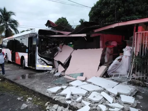 Cinco usuarios lesionados tras la colisión de un metrobús en Panamá Viejo