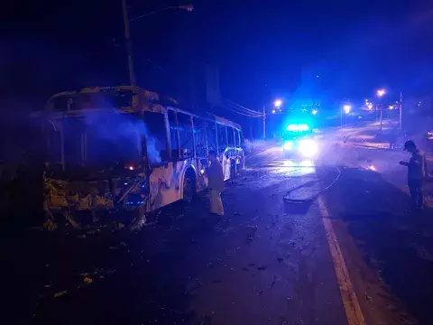 Metrobús se incendia en su totalidad en el área de Brisas del Golf