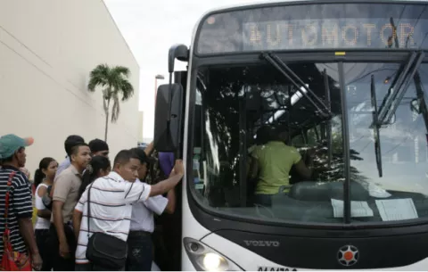 Usuarios se quejan que nuevas rutas de metrobuses  causan poca frecuencia