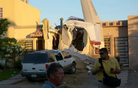 Cae avioneta sobre casa y mueren cuatro personas en México