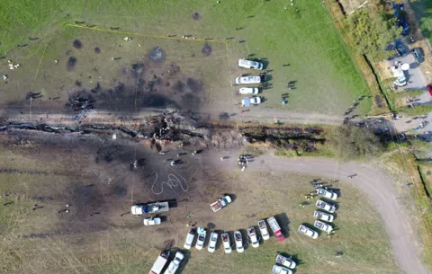 Más de 100 personas han muerto  por la explosión de una toma de gasolina en México