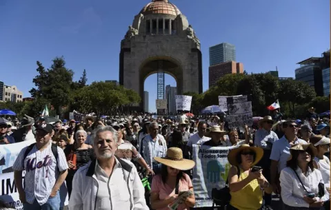 Unos 2,000 personas se manifiestan contra López Obrador en México