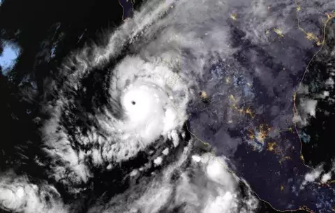  Willa es huracán de categoría 4 y avanza por el Pacífico hacia costa mexicana