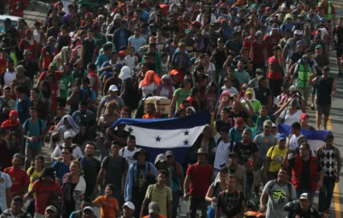 Migrantes hondureños avanzan en México camino a la frontera de EE.UU.