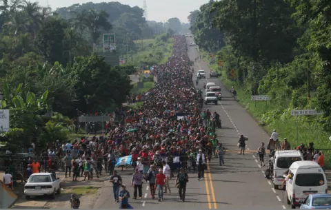 Trump endurece discurso sobre el  tema de migrantes, mientras que la caravana avanza