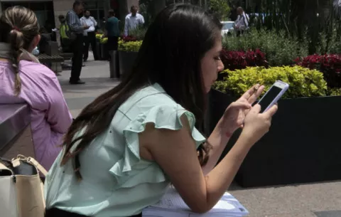 Uso prolongado de celulares se asocia con lesiones osteomusculares, dice especialista