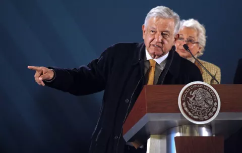 López Obrador pide a los mexicanos "serenidad" ante escasez de gasolinas